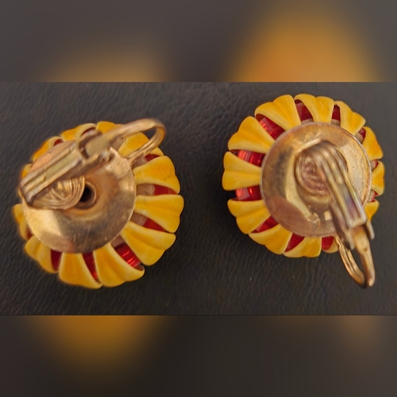 Vintage Enamel Flower Power Earrings - Picture 2 of 3